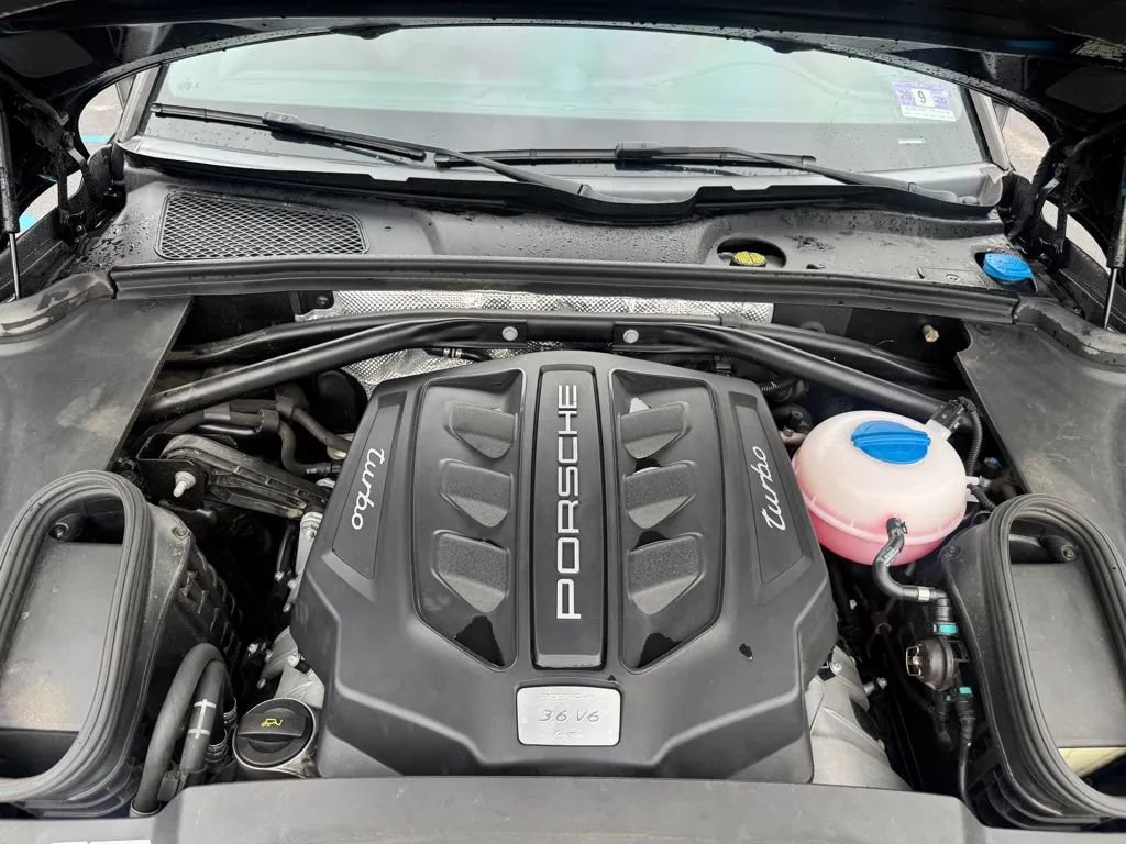Used 2015 Porsche Macan Turbo w/ Sport Chrono Package AWD/4WD image 11