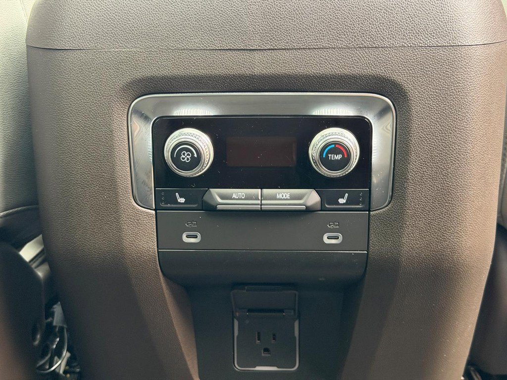 Used 2023 GMC Yukon SLT w/ SLT Luxury Package image 15