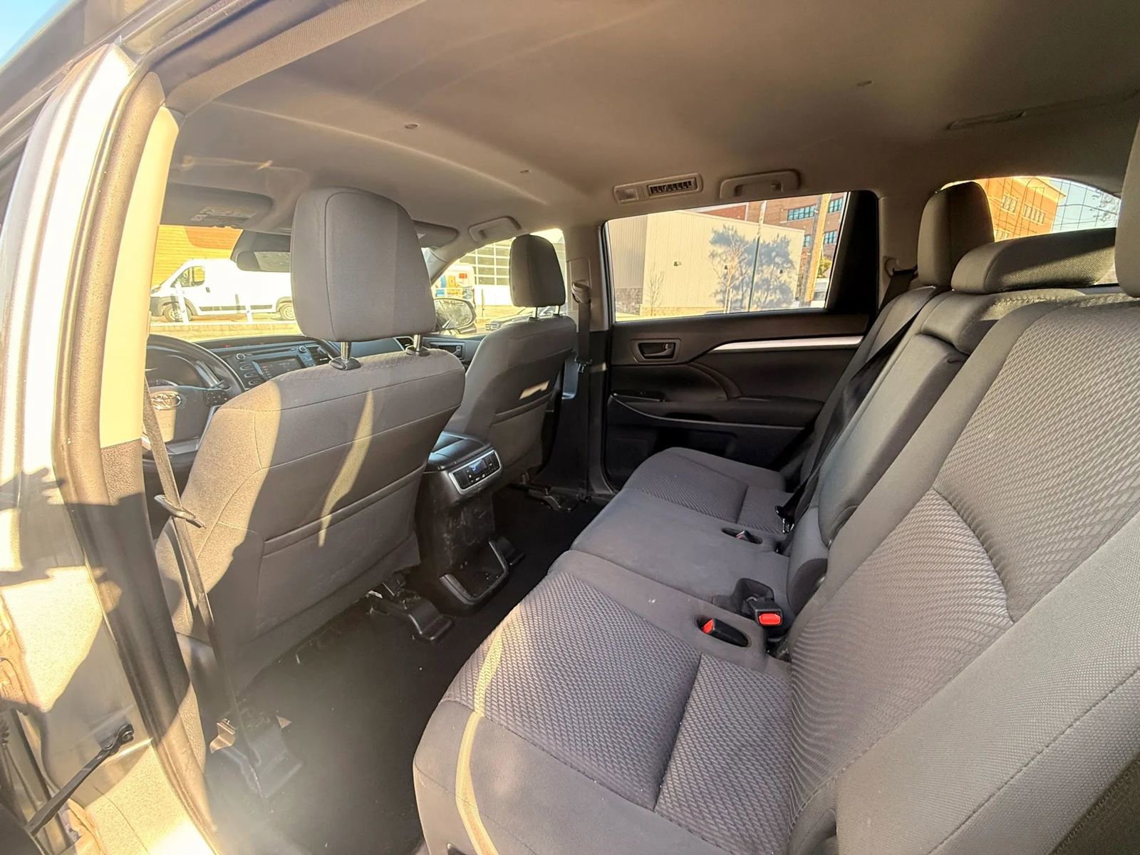 Used 2019 Toyota Highlander LE AWD/4WD image 24