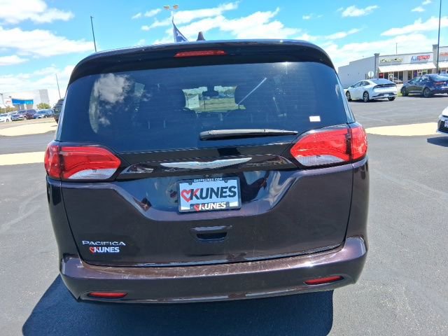 Used 2017 Chrysler Pacifica Touring FWD image 6