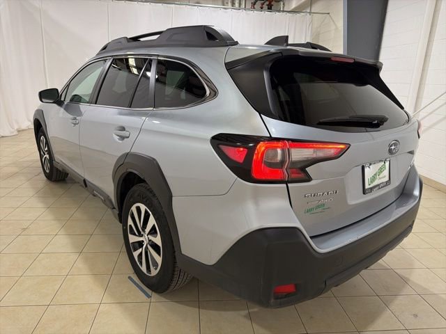 Used 2025 Subaru Outback Premium image 3