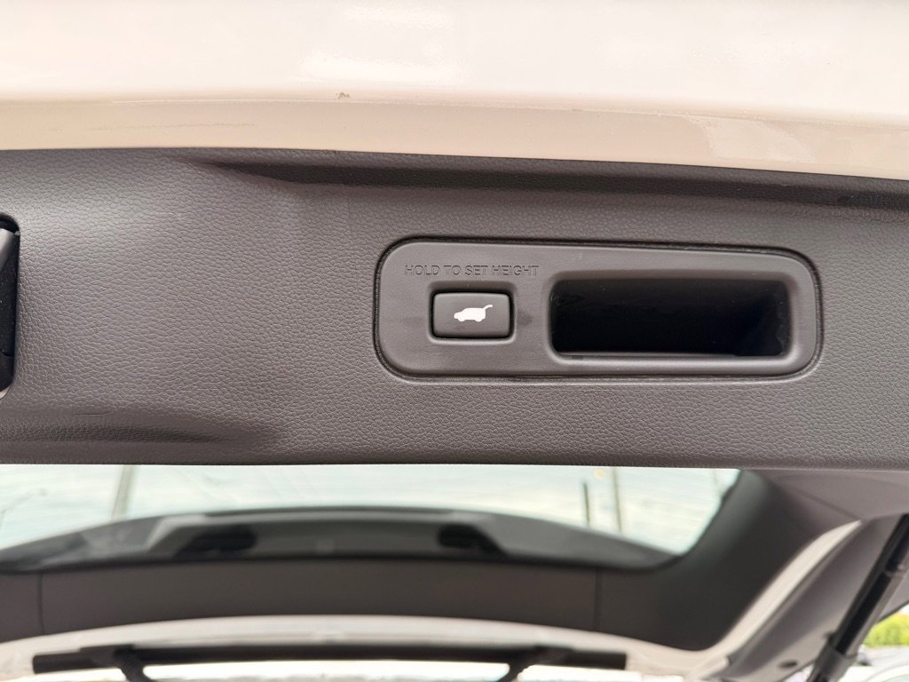 Used 2025 Honda Pilot Black Edition image 9