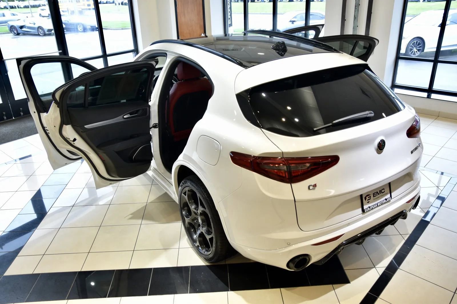 Used 2022 Alfa Romeo Stelvio Veloce AWD/4WD image 8