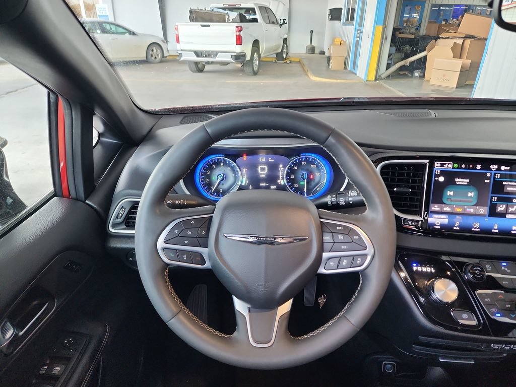 Used 2025 Chrysler Pacifica Select FWD image 18