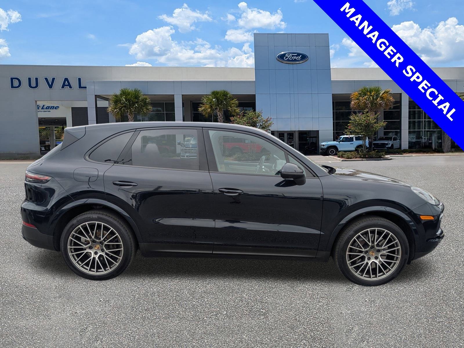 Used 2023 Porsche Cayenne Platinum Edition image 3