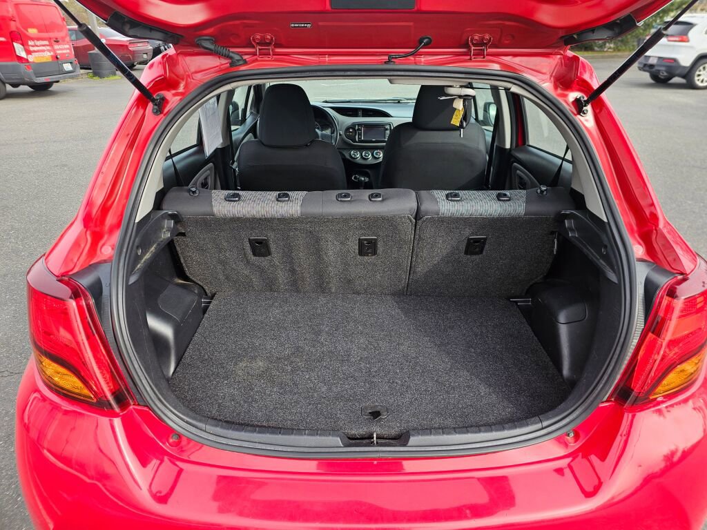 Used 2015 Toyota Yaris L image 18