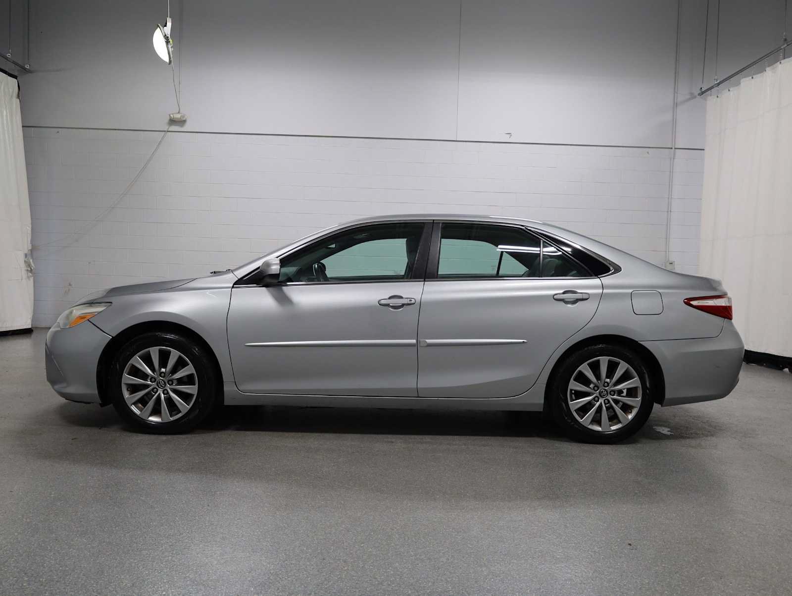 Used 2017 Toyota Camry XLE w/ Moonroof Package FWD image 2
