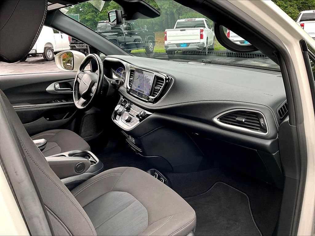 Used 2021 Chrysler Pacifica Touring w/ S Appearance Package FWD image 22