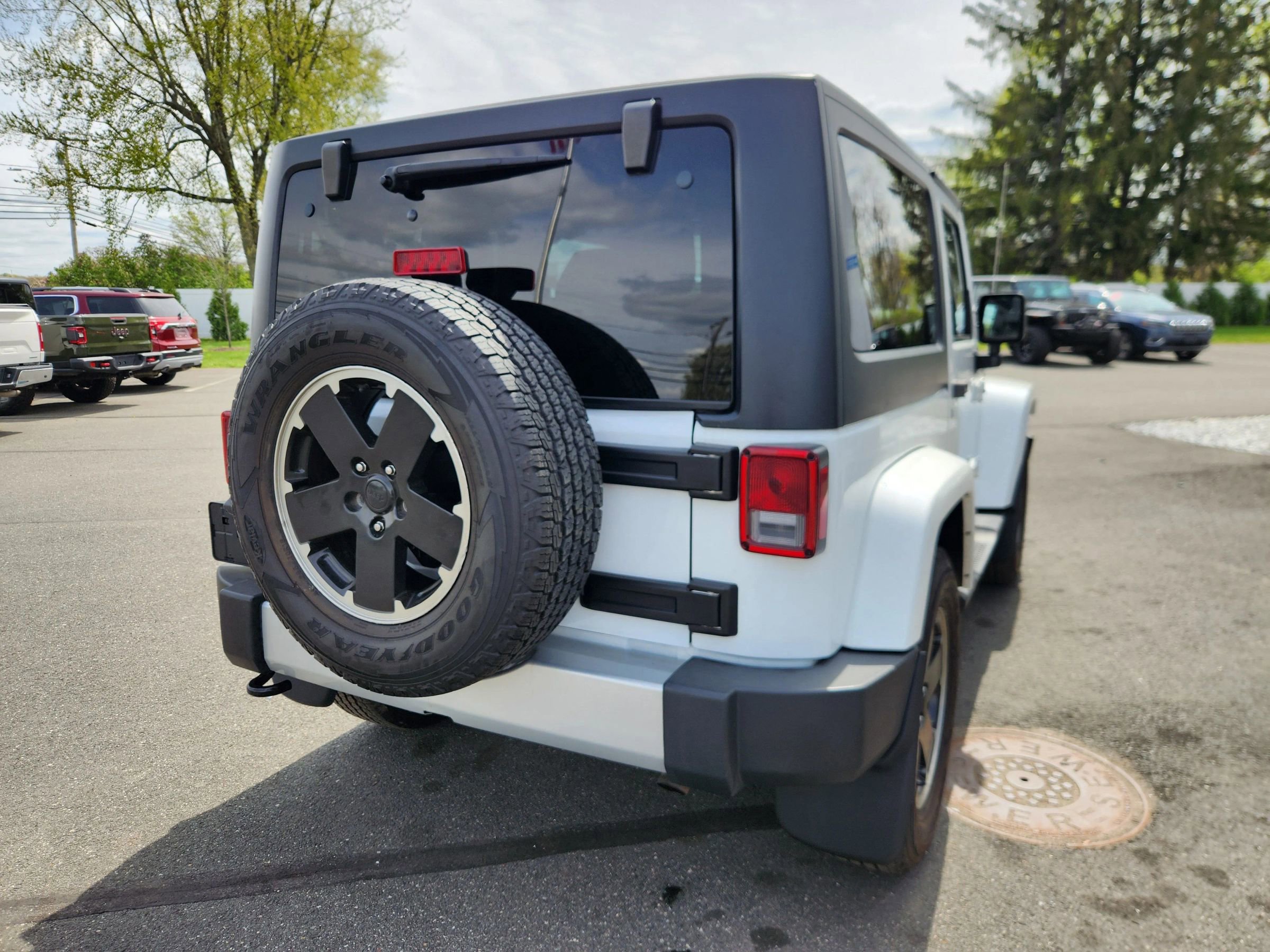 Used 2015 Jeep Wrangler Sahara w/ Dual Top Group AWD/4WD image 14