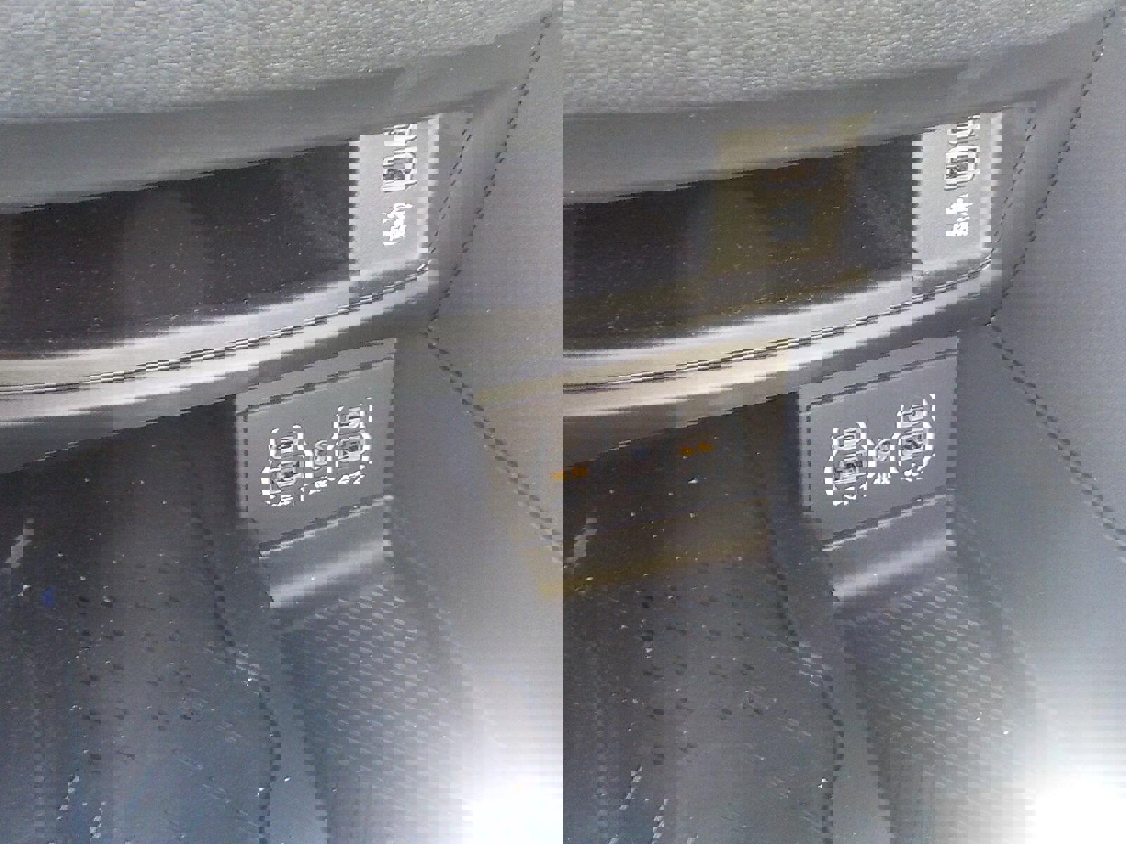 Used 2025 Chrysler Pacifica Premium image 22