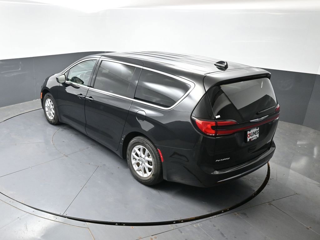 Used 2023 Chrysler Pacifica Touring-L FWD image 49
