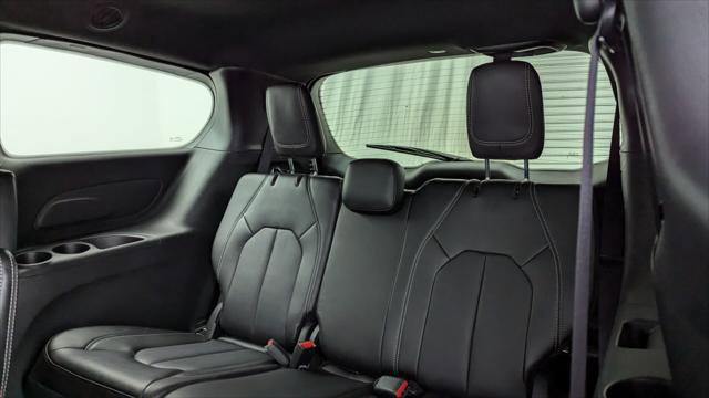 Used 2026 Chrysler Pacifica Select image 17