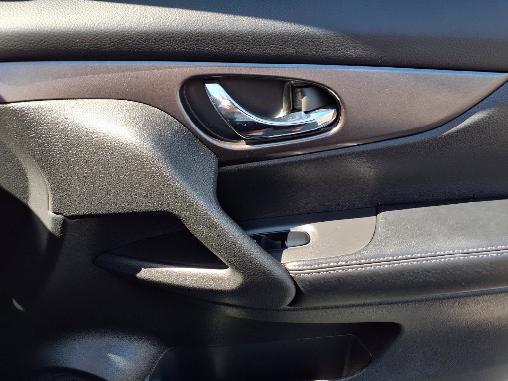 Used 2016 Nissan Rogue S FWD image 35