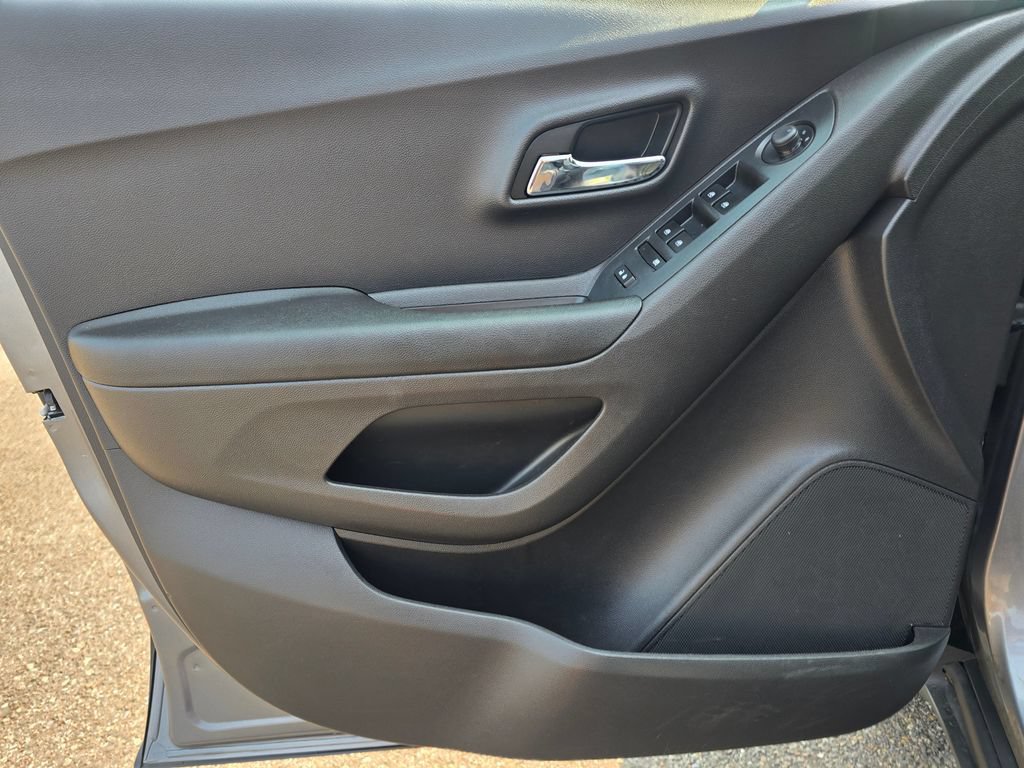 Used 2020 Chevrolet Trax LS w/ Tint and Cruise Package FWD image 12