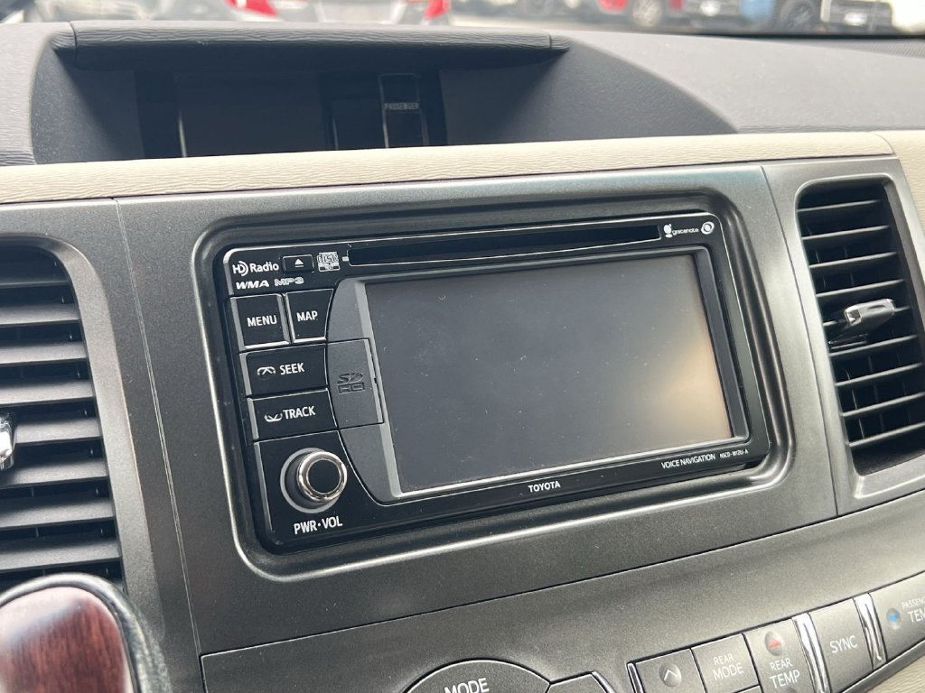 Used 2013 Toyota Sienna XLE w/ Entertainment Pkg FWD image 16