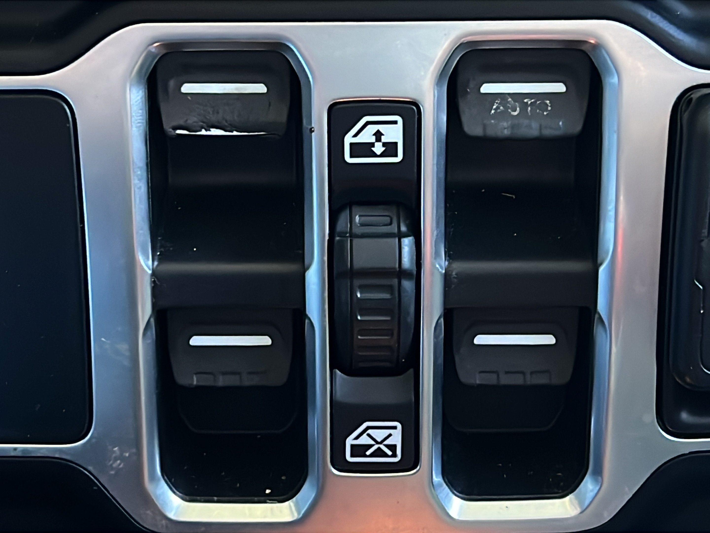 Used 2019 Jeep Wrangler Unlimited Sahara AWD/4WD image 16