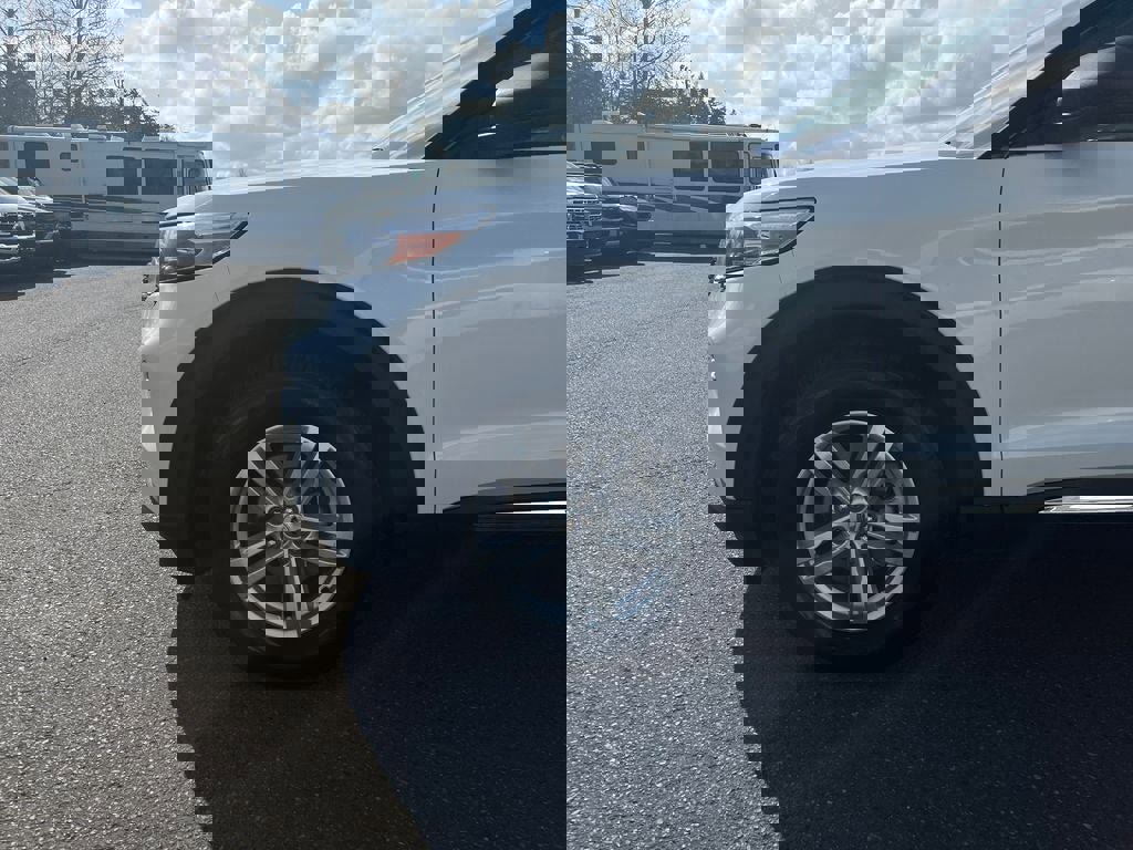 Used 2024 Ford Explorer XLT w/ Equipment Group 202A AWD/4WD image 33