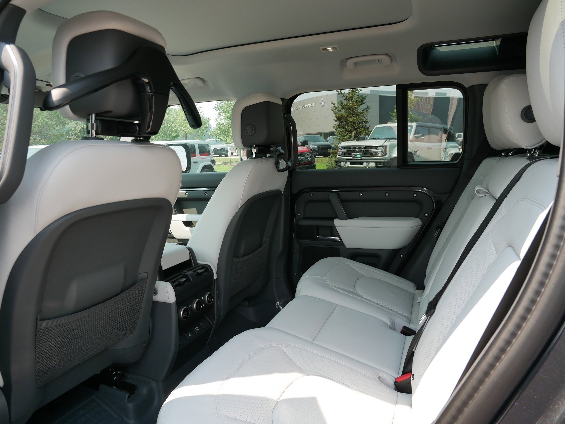 New 2025 Land Rover Defender 110 X-Dynamic SE image 6