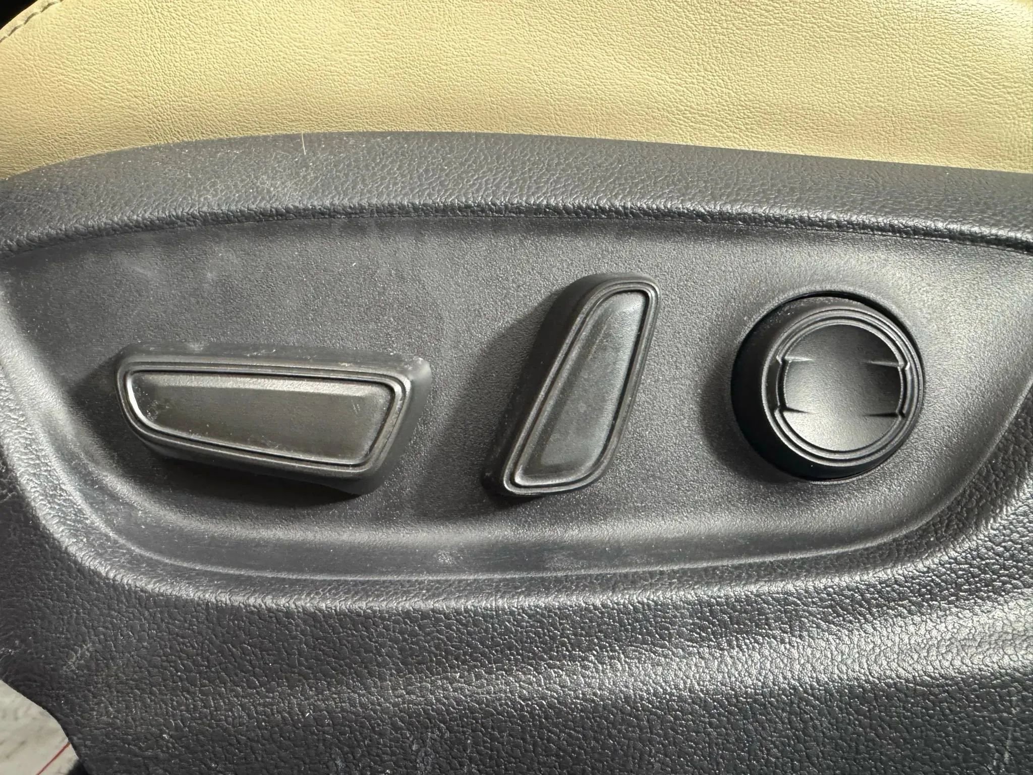 Used 2019 Toyota Prius XLE FWD image 36