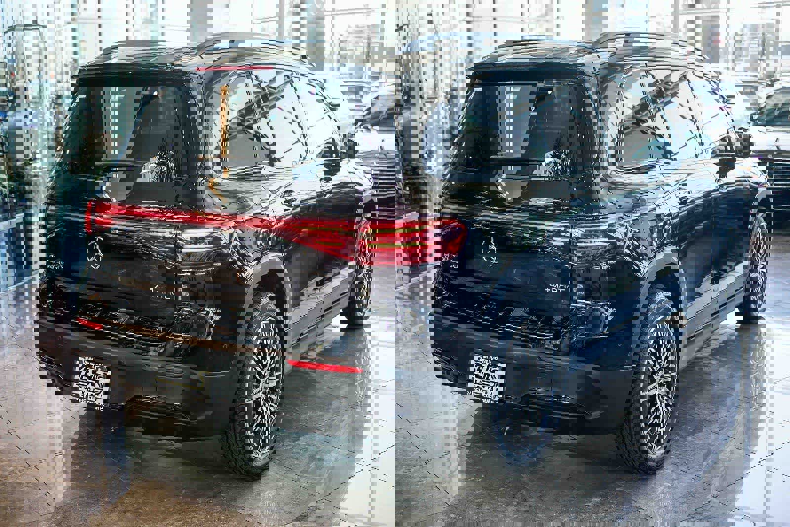 Used 2024 Mercedes-Benz EQB 350 4MATIC SUV image 4