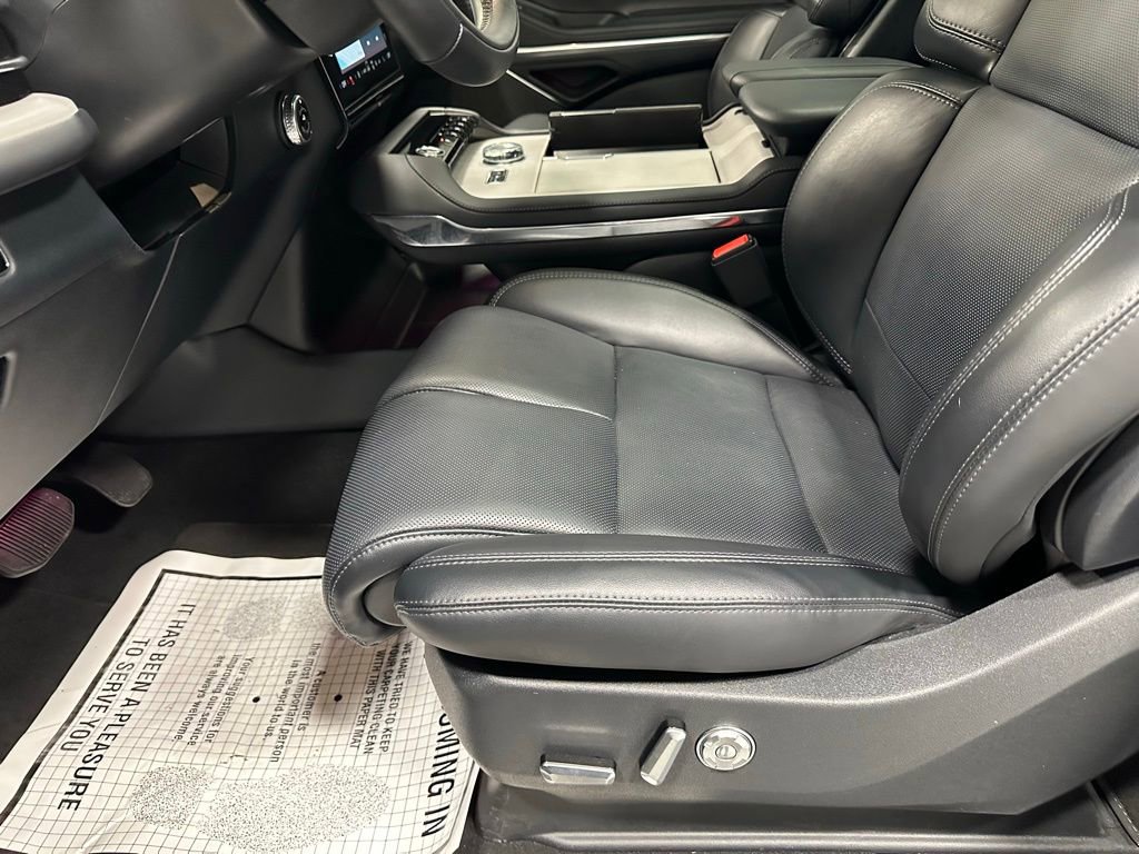 Used 2025 Lincoln Navigator Reserve image 14