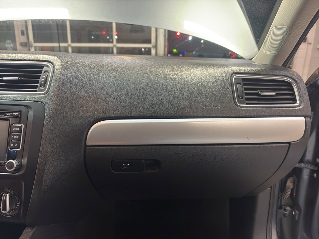 Used 2013 Volkswagen Jetta SE FWD image 23
