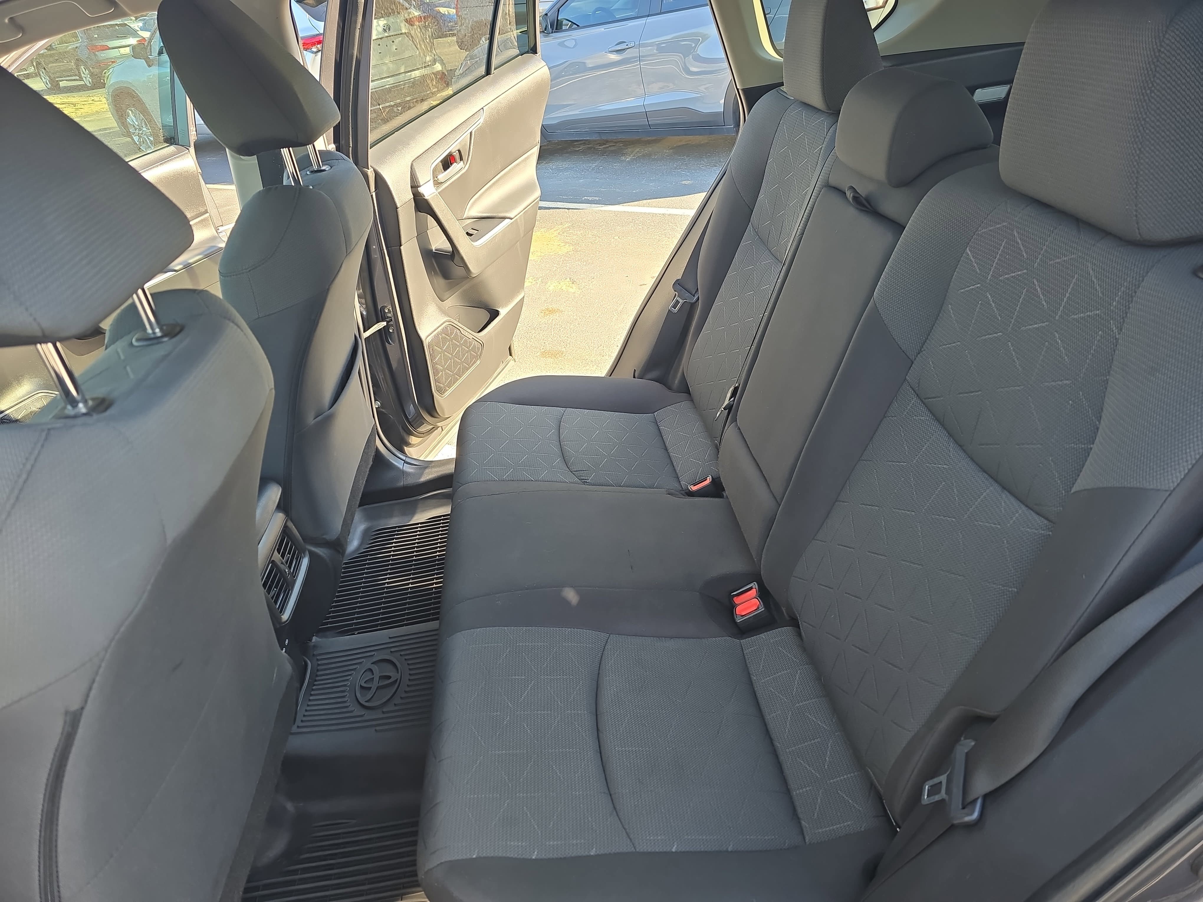 Used 2022 Toyota RAV4 XLE AWD/4WD image 12