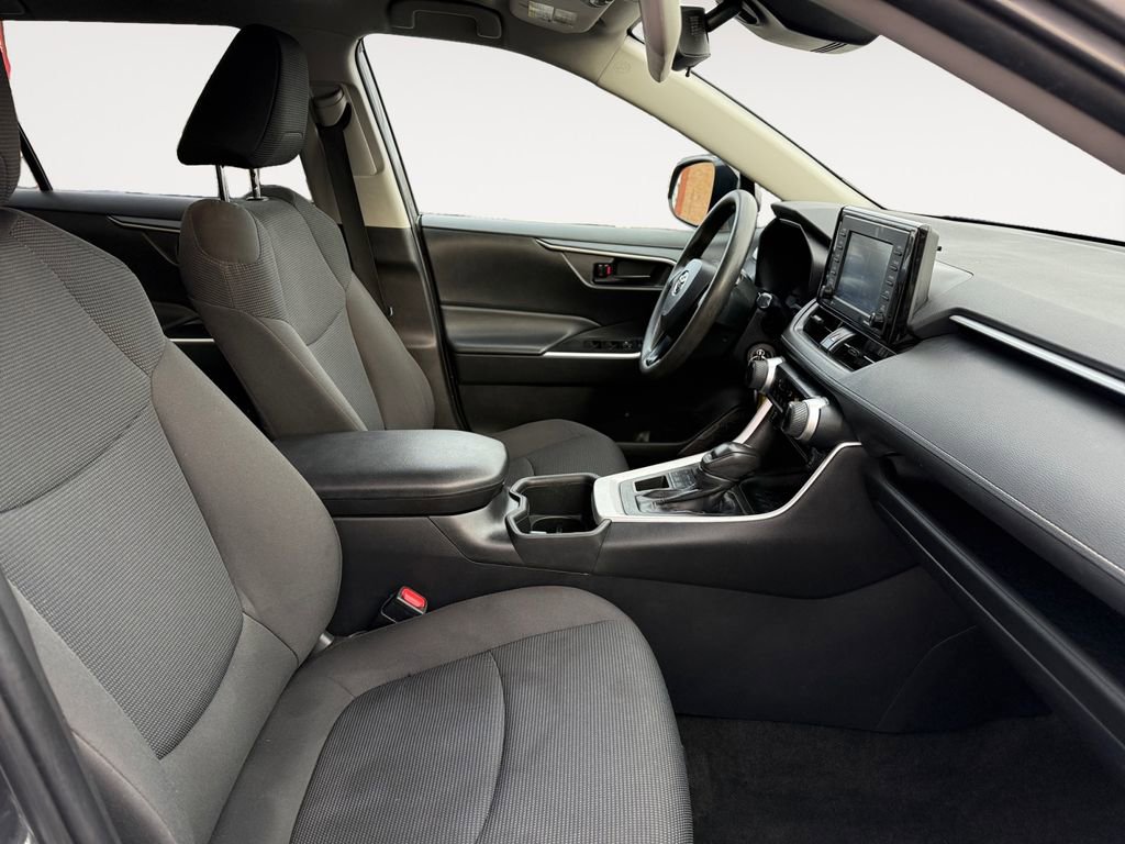 Used 2022 Toyota RAV4 LE image 15