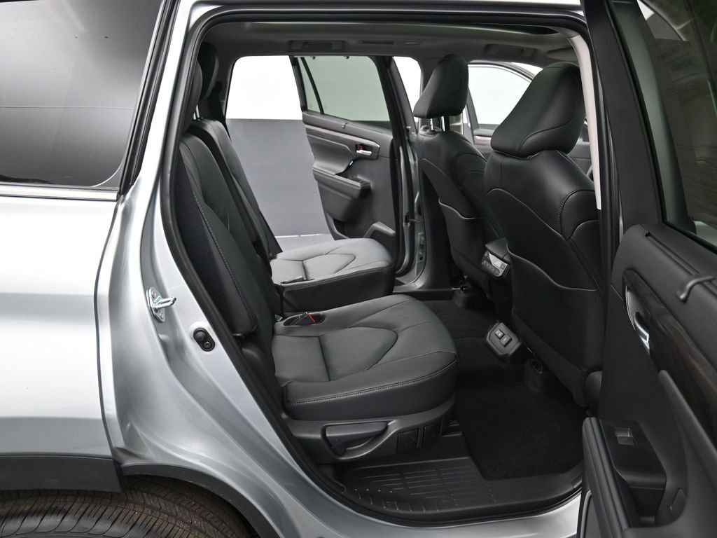 Certified 2025 Toyota Highlander Platinum image 38