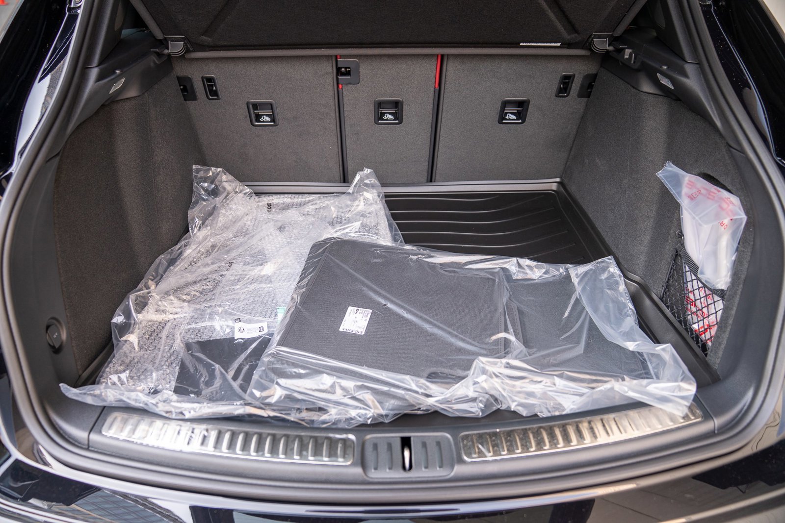 Certified 2025 Porsche Macan AWD/4WD image 25