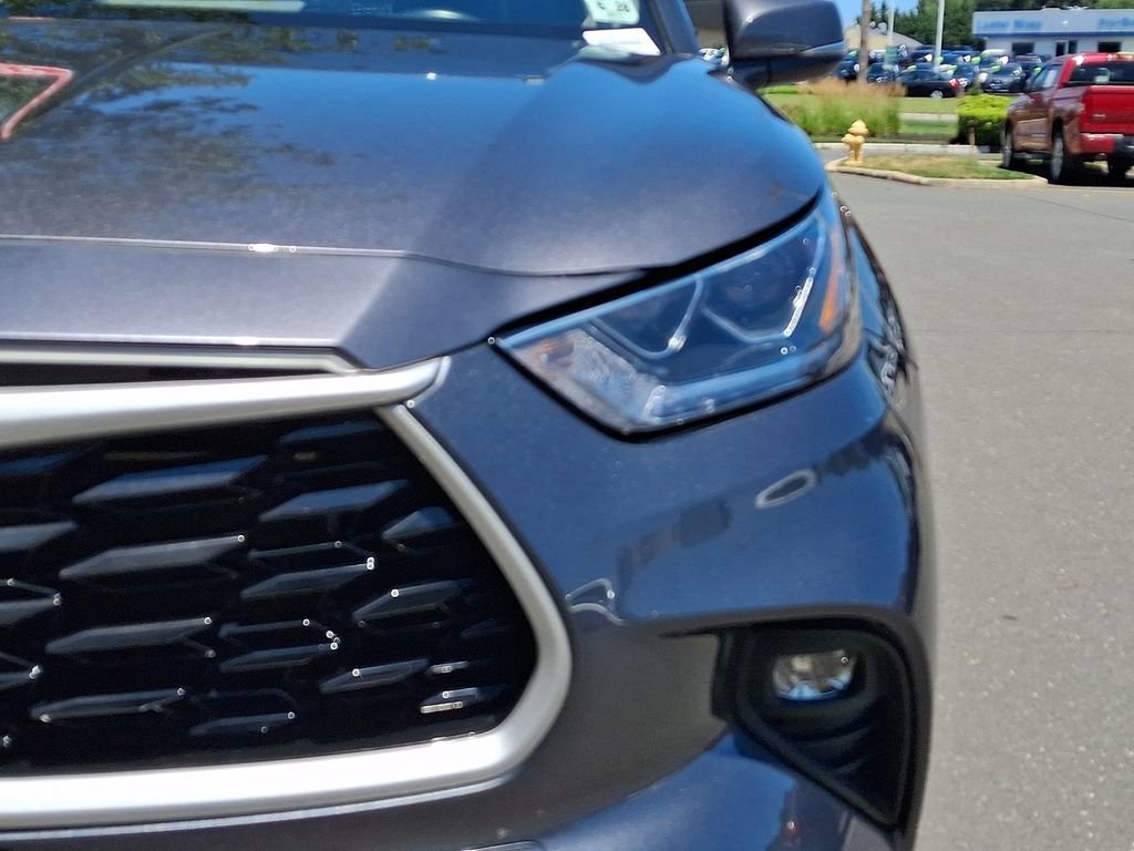 Used 2023 Toyota Highlander XLE AWD/4WD image 10