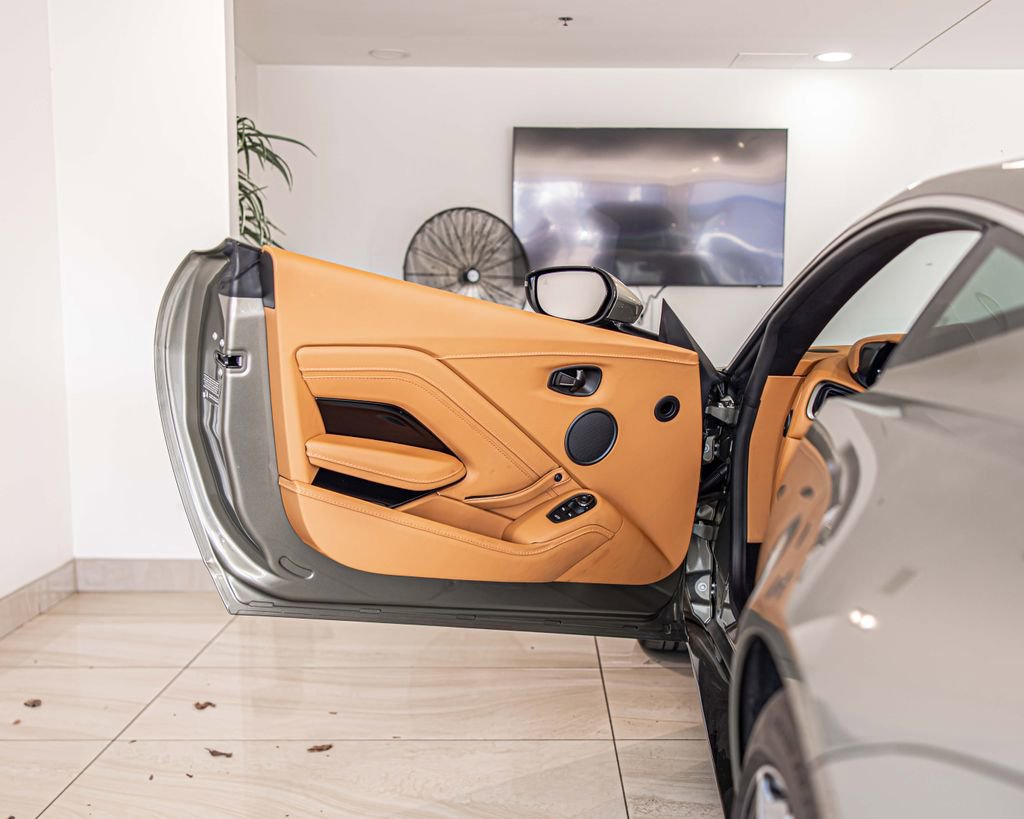Used 2023 Aston Martin V8 Vantage Coupe image 28
