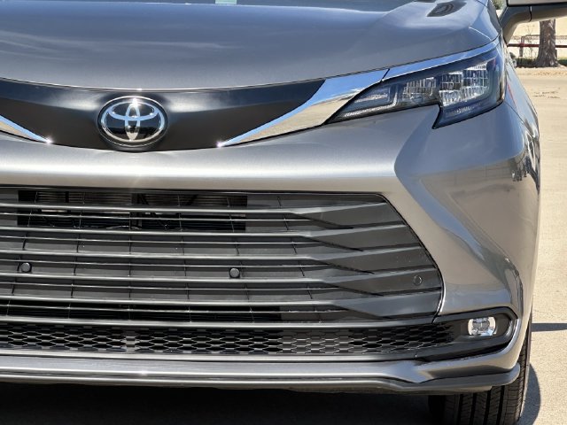 Used 2026 Toyota Sienna XLE FWD image 8