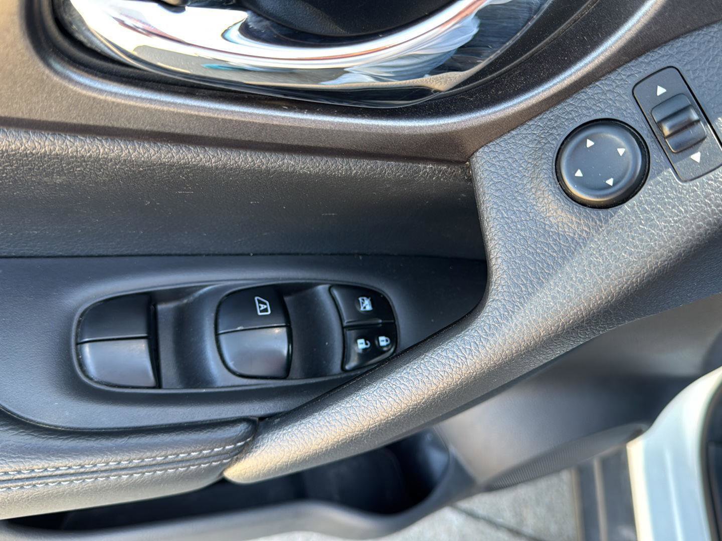 Used 2016 Nissan Rogue SV image 12