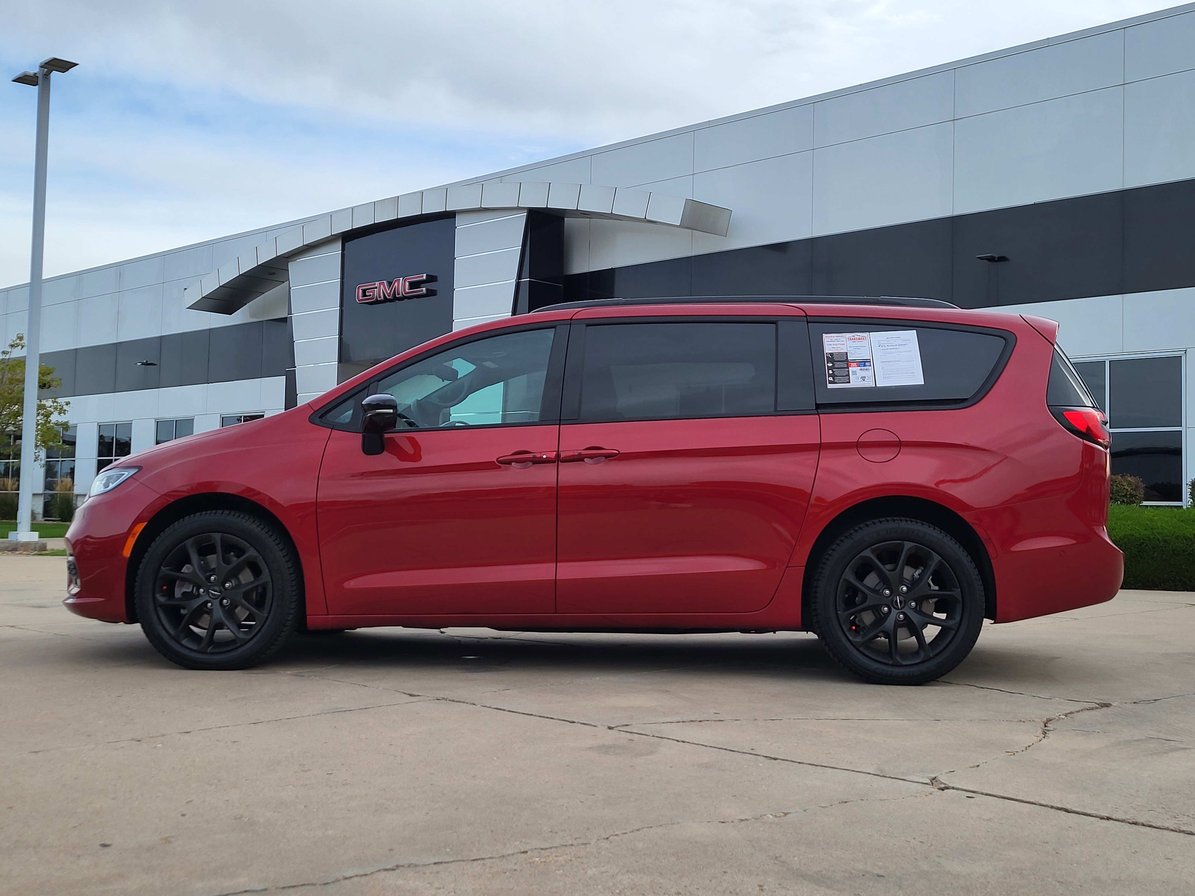 Used 2024 Chrysler Pacifica Touring-L w/ S Appearance Package AWD/4WD image 4