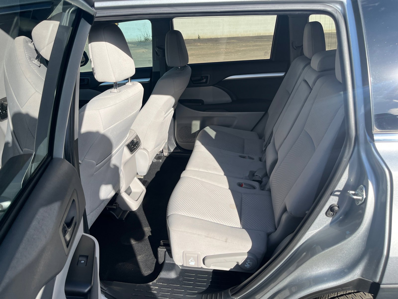 Used 2019 Toyota Highlander LE FWD image 19