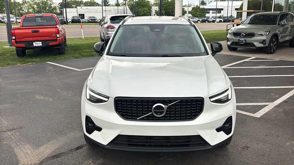 Certified 2026 Volvo XC40 B5 Plus AWD/4WD image 5