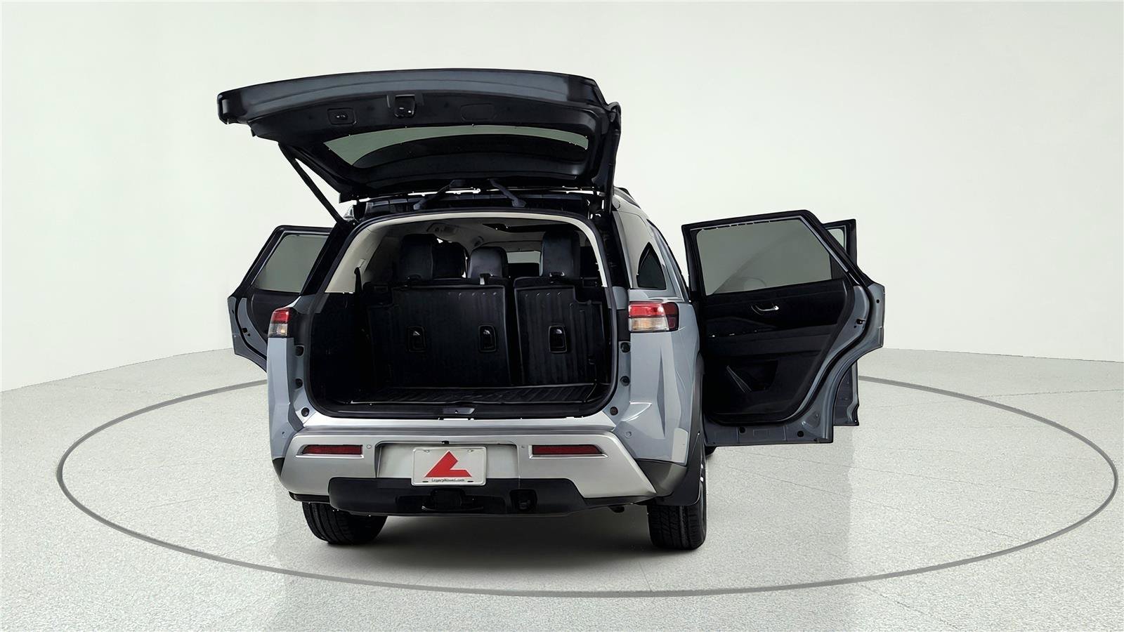 Used 2024 Nissan Pathfinder Platinum w/ Black Appearance Package AWD/4WD image 13