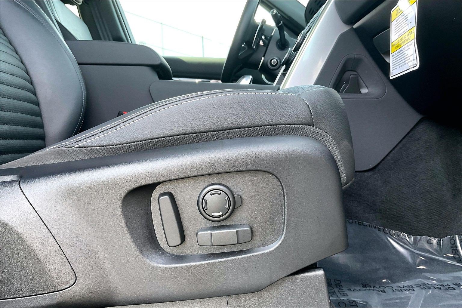 Certified 2025 Land Rover Discovery S AWD/4WD image 35
