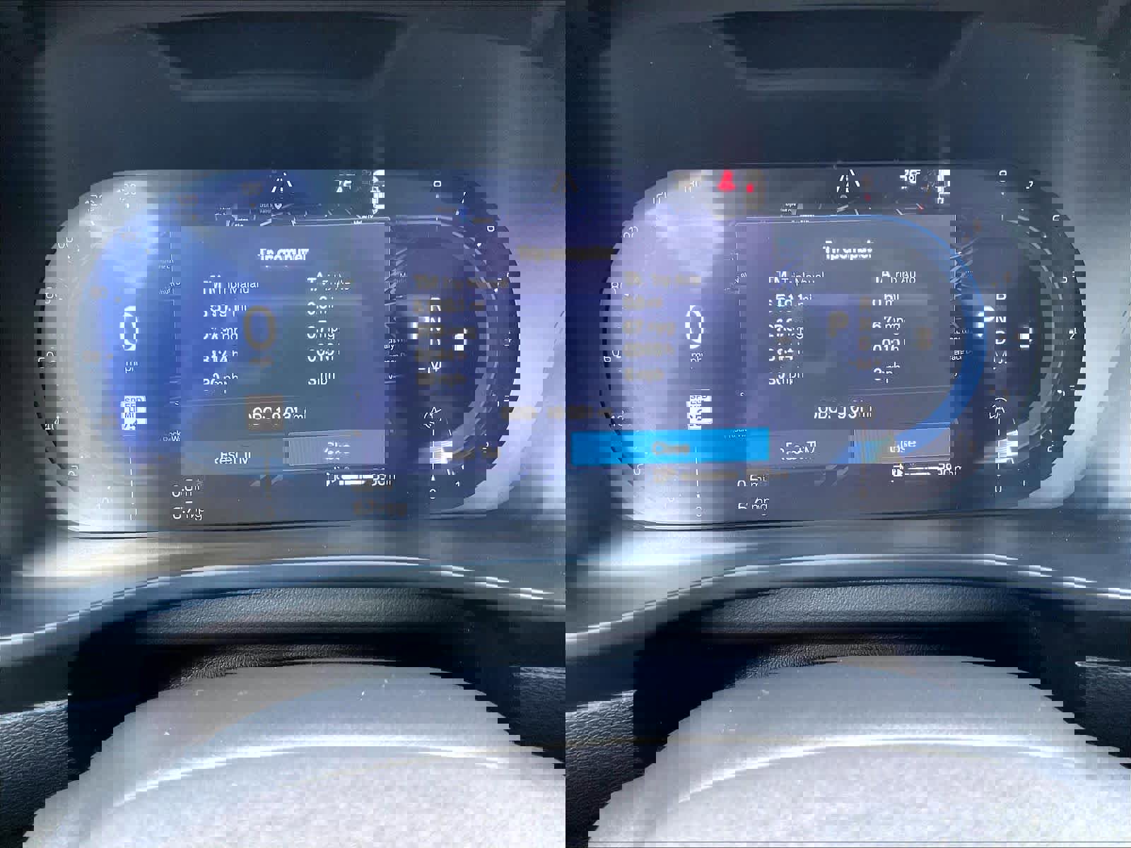 Used 2025 Volvo XC40 B5 Plus image 23