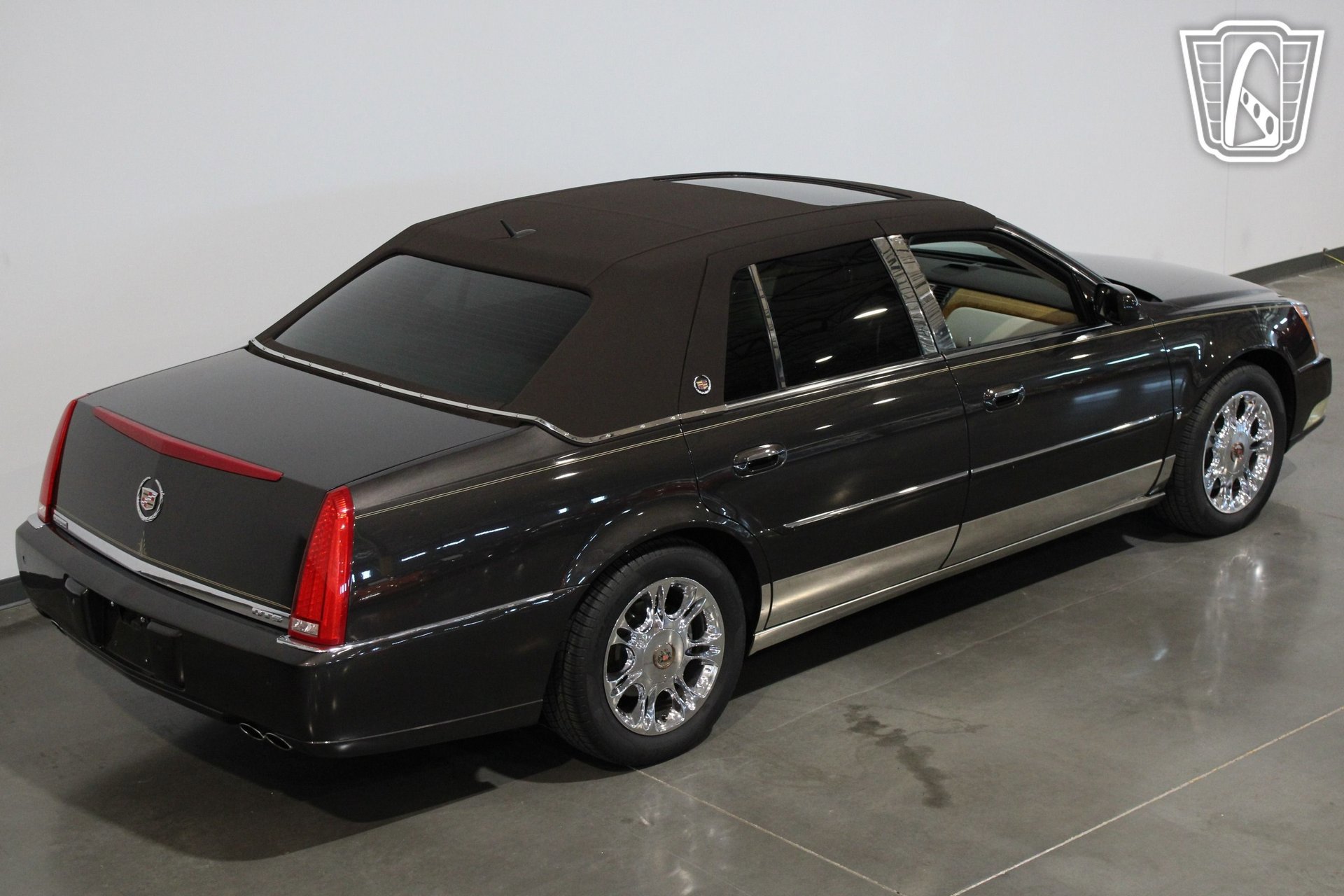Used 2008 Cadillac DTS Performance w/ Platinum Edition image 9
