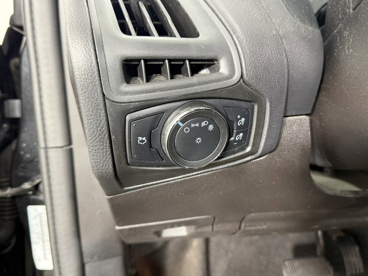 Used 2013 Ford Focus SE w/ SE Winter Pkg image 21