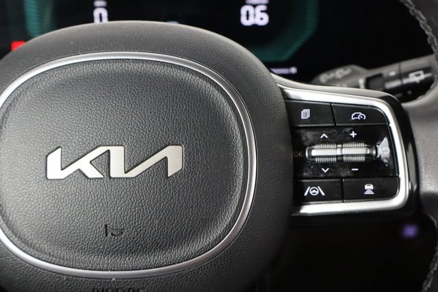 Used 2025 Kia Carnival FWD image 10