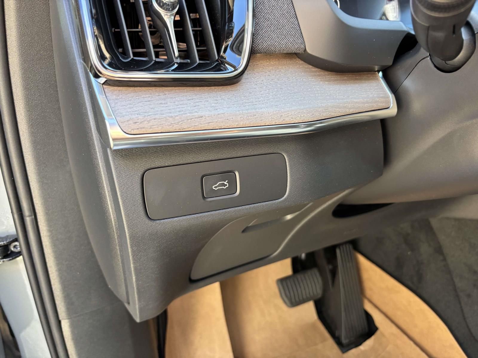 Used 2026 Volvo XC90 B6 Plus w/ Protection Package Premier AWD/4WD image 15
