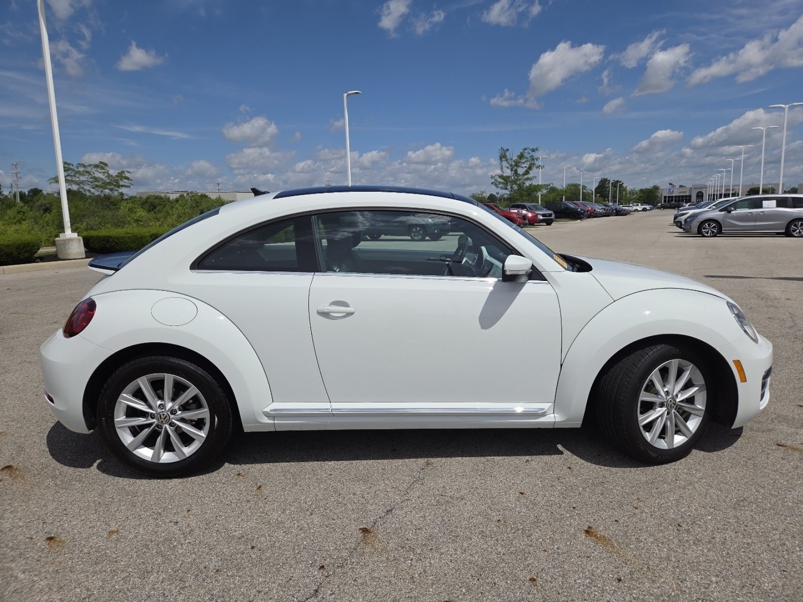 Used 2019 Volkswagen Beetle 2.0T SE FWD image 16