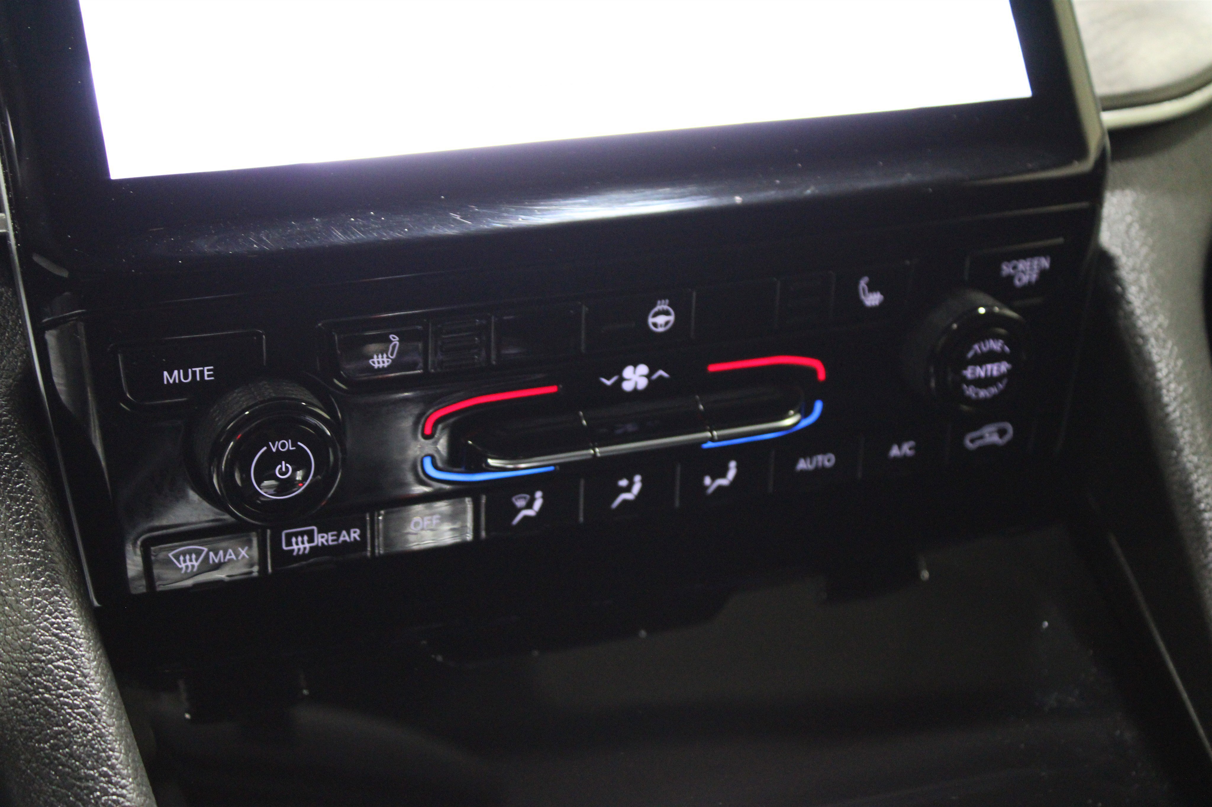 Used 2024 Jeep Grand Cherokee L Limited w/ Black Appearance Package image 21