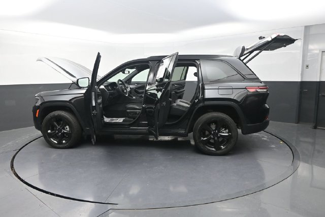 Used 2025 Jeep Grand Cherokee Altitude AWD/4WD image 33