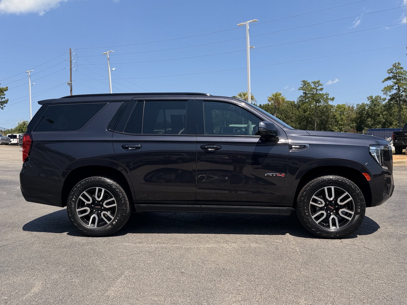 Used 2024 GMC Yukon AT4 w/ Technology Package AWD/4WD image 13