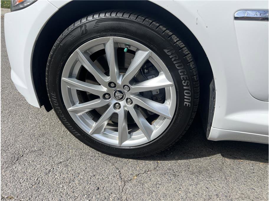 Used 2013 Jaguar XF Luxury image 9