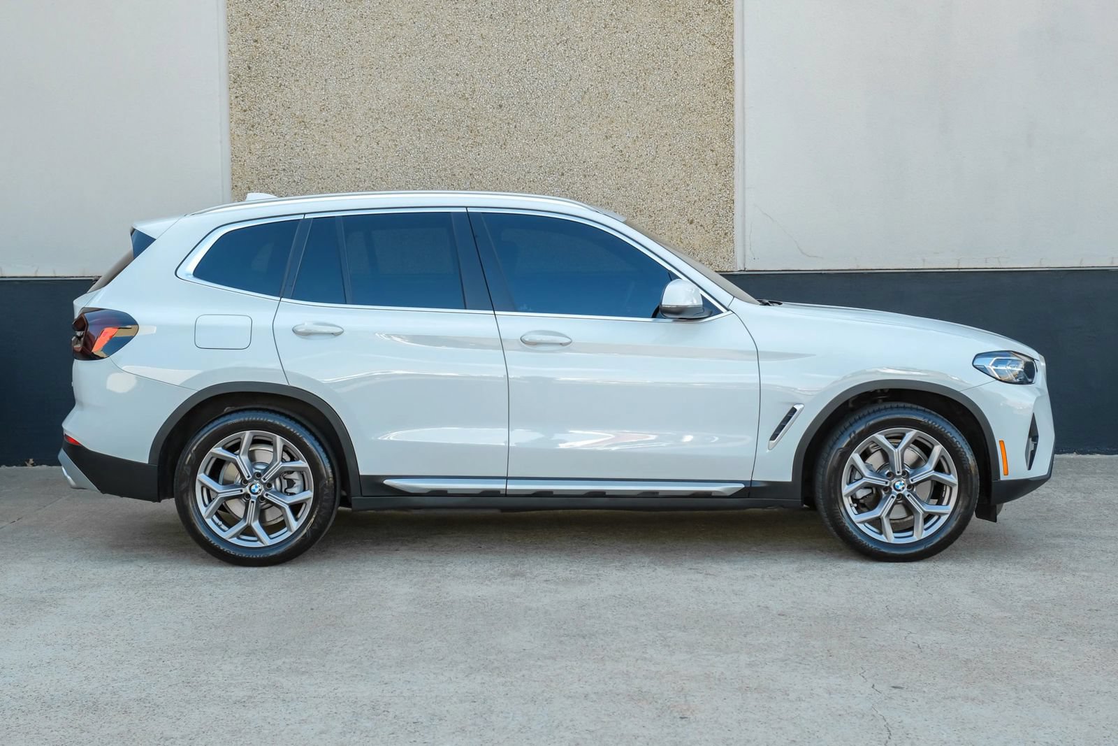 Used 2023 BMW X3 xDrive30i w/ Premium Package w/ZPA AWD/4WD image 4